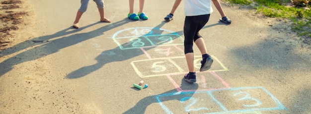 Straßenkinderspiele in Klassikern.