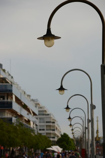 Foto straßenlampen an der uferpromenade in puerto madero