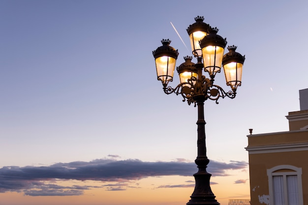 Straßenlaterne bei Sonnenuntergang