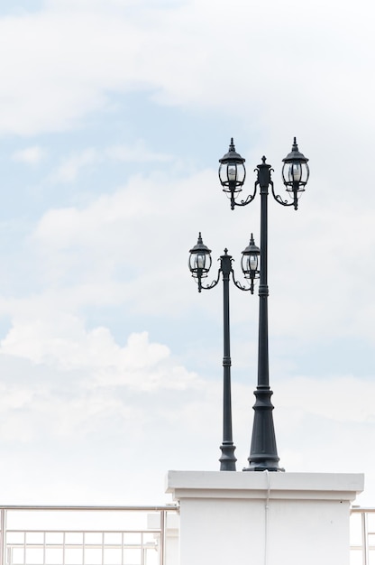 Straßenlaterne Retro auf Hintergrund des blauen Himmels