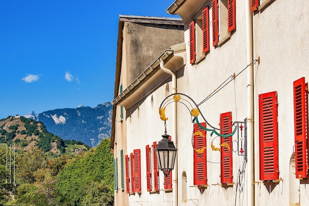 Straßenlaterne und Gebäudearchitektur in der Altstadt von Sion, Kanton Wallis, Schweiz.