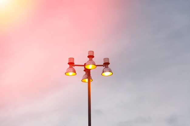 Straßenlaterne und Himmel moderne Lampenstraße