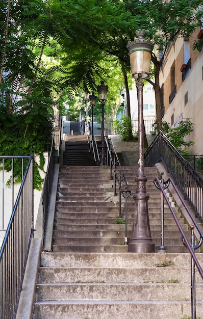 Straßenlaterne und typische Treppe in Montmartre Paris