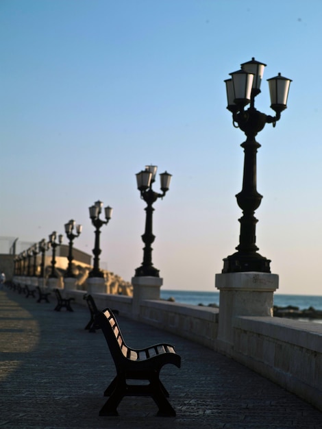 Straßenlaternen an der Promenade am Meer im Morgengrauen