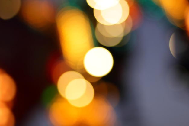 Straßenlaternen der städtischen Stadtstraße bei Nacht Abstrakter heller Bokeh-Hintergrund Defokussiertes Bild von beleuchteten Lichtern bei Nacht