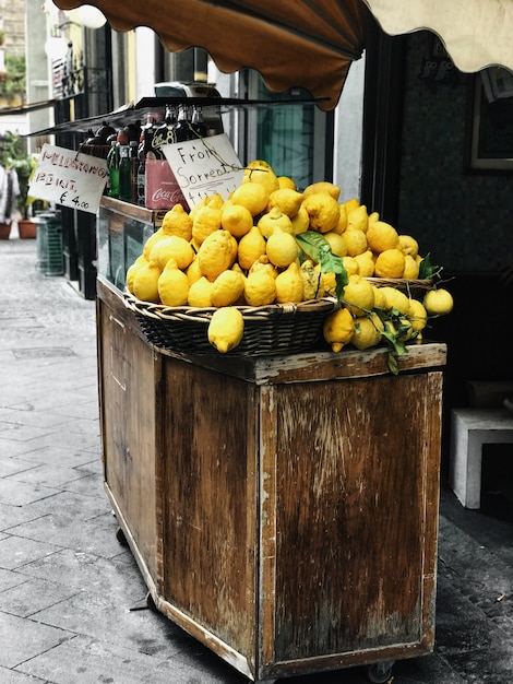 Straßenmarkt, der Zitronen verkauft