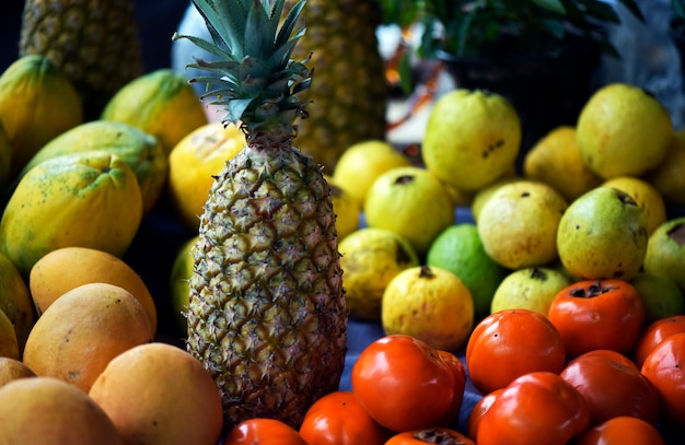 Straßenmarktstall mit verschiedenen tropischen Früchten
