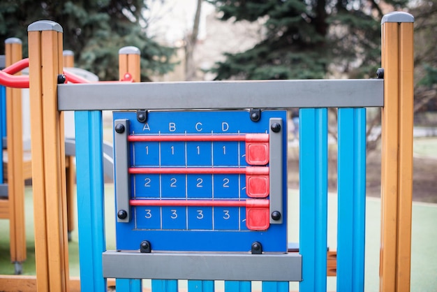 Straßenmathespiel für Kinder mit Zahlen auf dem bunten Spielplatz im Park ohne Kinder