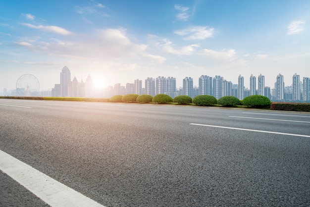 Straßenoberfläche und Skyline von Nanchang City