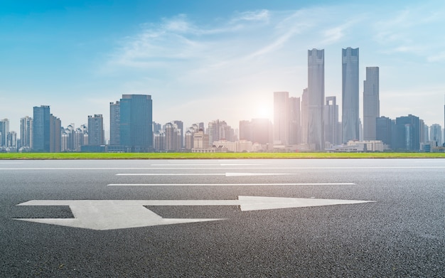 Straßenoberfläche und Skyline von Nanchang City