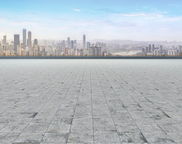 Straßenpflaster und Skyline der Stadt