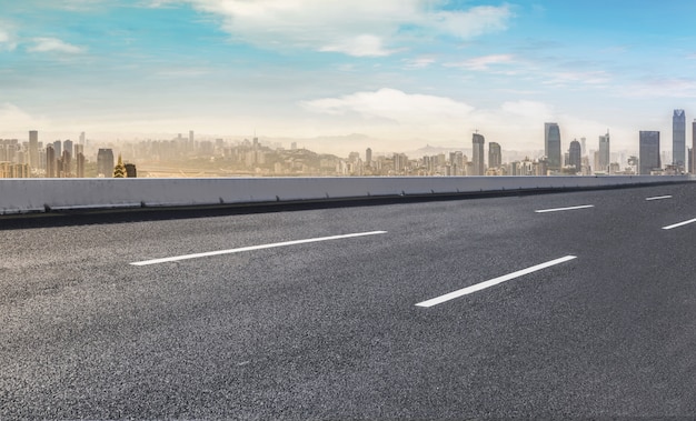 Straßenpflaster und Skyline der Stadt