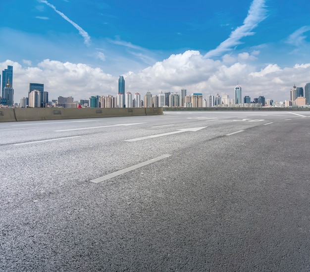 Straßenpflaster und Skyline der Stadt