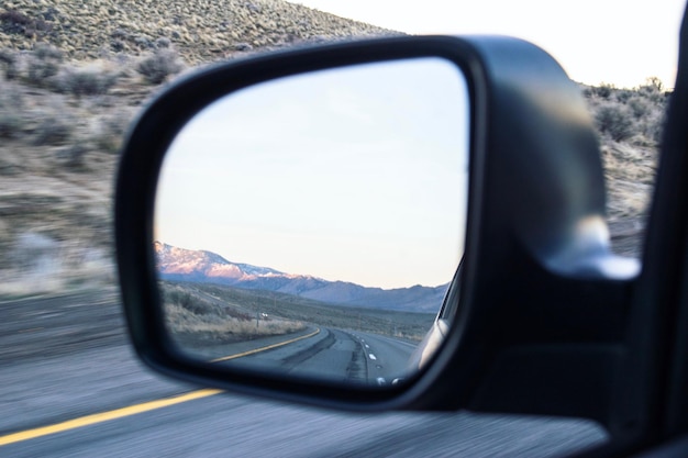 Foto straßenreflektion im seitenspiegel eines fahrzeugs