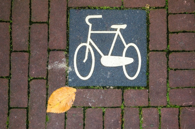 Straßenschild auf dem Boden, das auf den Fahrradweg in Amsterdam in den Niederlanden hinweist