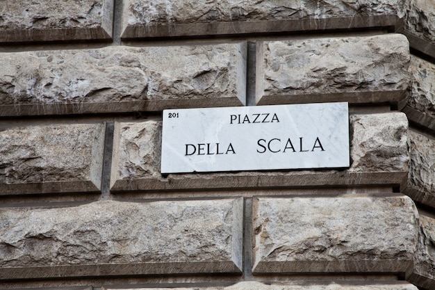 Straßenschild des berühmten interessanten Punktes im Zentrum von Mailand - Italien