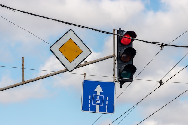 Straßenschilder in der Stadt gegen den Himmel.