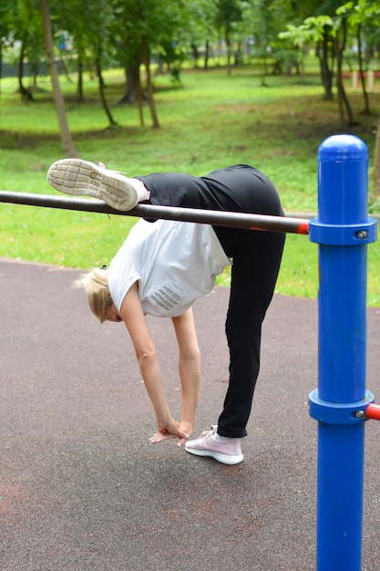 Straßensport auf dem Spielplatz im Park Frauengymnastik