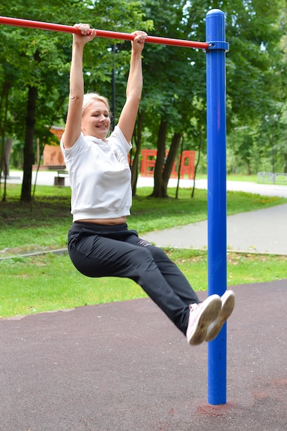 Straßensport auf dem Spielplatz im Park Frauengymnastik