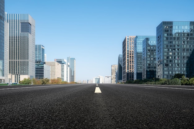 Straßenszene der Stadtstraße und moderner Gebäude