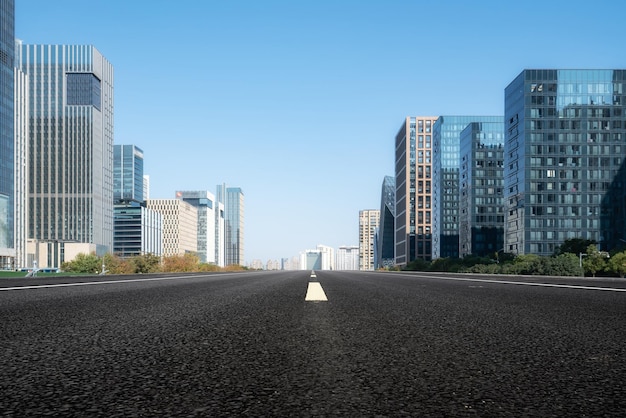 Straßenszene der Stadtstraße und moderner Gebäude