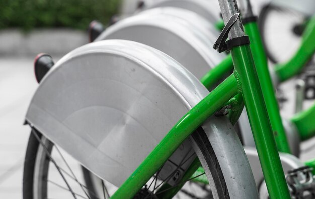 Foto straßentransport grüne hybridmietfahrräder mit elektronischer zahlungsweise
