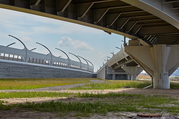 Straßenüberführung vor der Schrägseilbrücke.