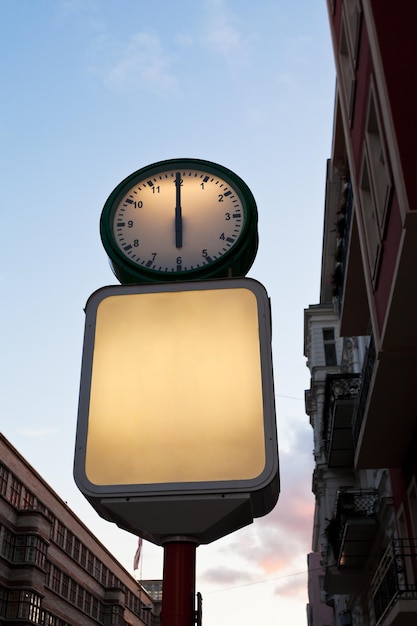 Foto straßenuhr und leere werbetafel