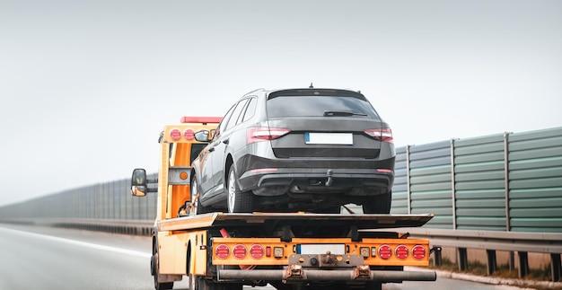 Straßenunterstützung für Fahrzeugstörungen und Unfälle auf der Autobahn Ein Abschleppwagen mit Flachbett und einem Bergungswagen kann Ihr Fahrzeug an einen sicheren Ort schleppen