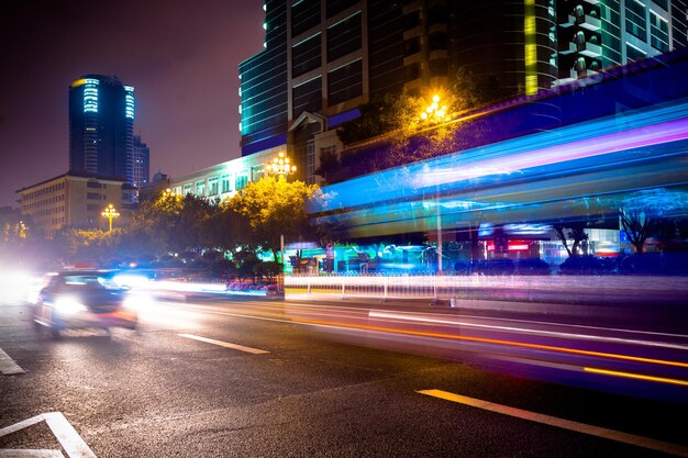 Straßenverkehr bei Nacht