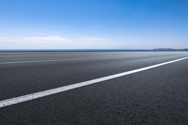 Straßenverkehr im Freien und Himmelshintergrund