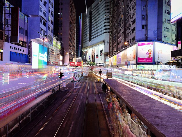 Foto straßenverkehr in der stadt in der nacht