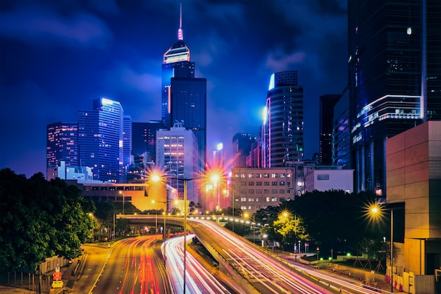 Straßenverkehr in Hong Kong in der Nacht