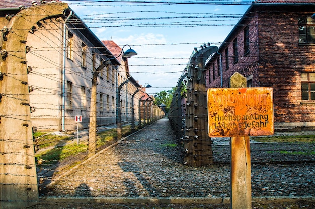 Foto straßenzeichen an der wand eines alten gebäudes