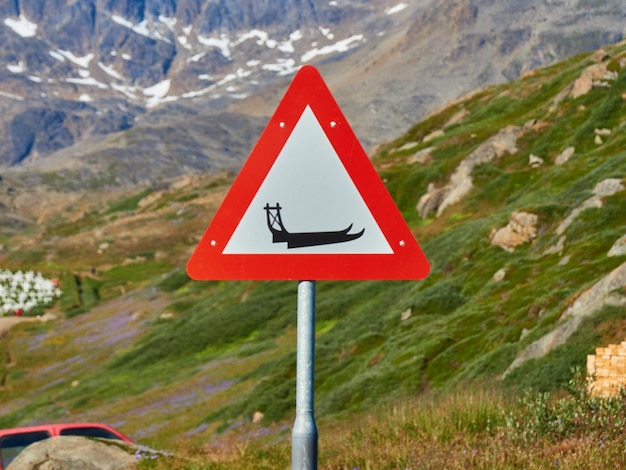 Foto straßenzeichen gegen den berg