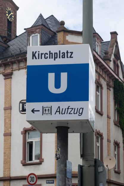 Straßenzeichen nach Gebäuden in der Stadt