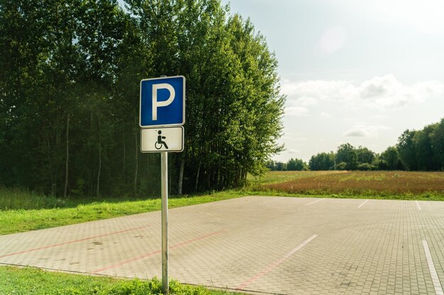 Foto straßenzeichen von bäumen gegen den himmel