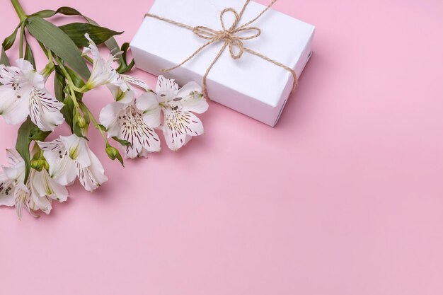 Strauß Alstroemeria und eine Geschenkbox