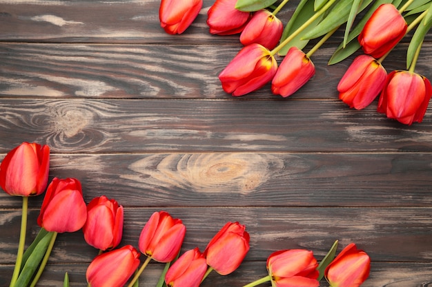 Strauß der roten Tulpen auf braunem hölzernem Hintergrund. Muttertag und Valentinstag Hintergrund.