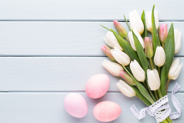 Strauß der weißen Tulpen auf Holztisch