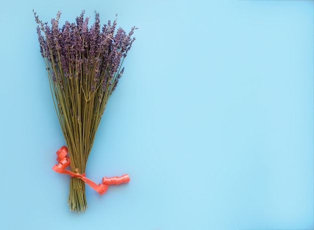 Foto strauß des trockenen lavendels auf blauem hintergrund