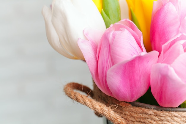 Strauß frischer Blumen auf einem Tisch, Nahaufnahme