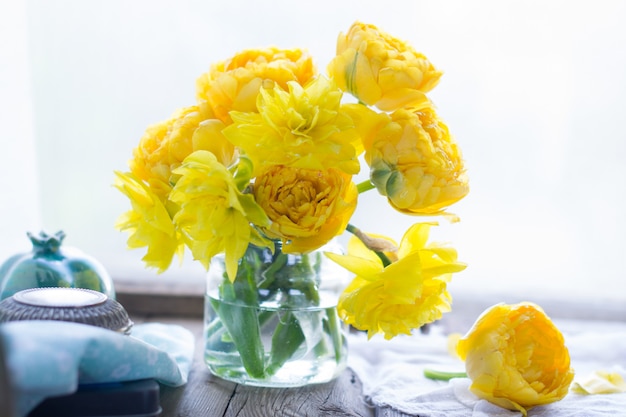 Strauß frischer gelber Blumen