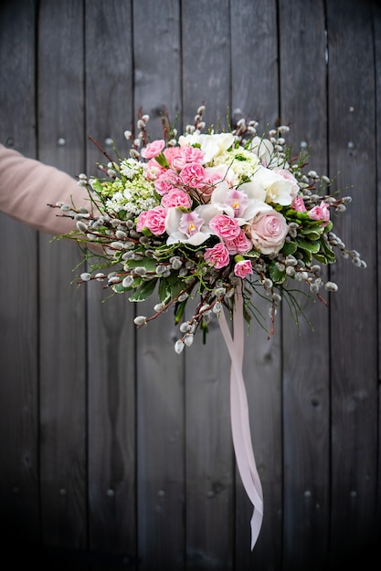 Strauß frischer zarter Blumen auf weißer Hintergrundgeschenkfeier-Valentinstaghochzeit