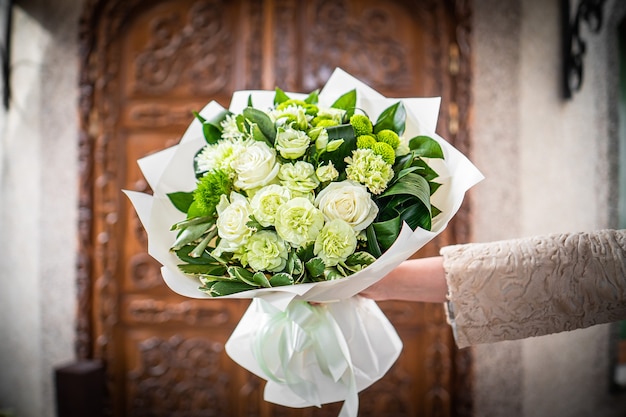 Strauß frischer zarter Blumen auf weißer Hintergrundgeschenkfeier-Valentinstaghochzeit