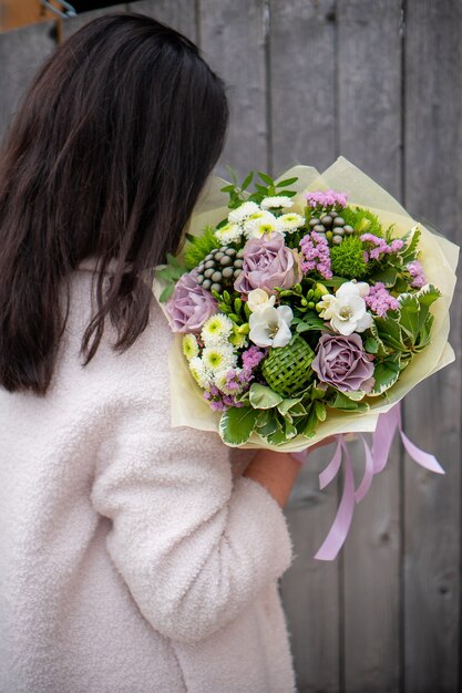 Strauß frischer zarter Blumen auf weißer Hintergrundgeschenkfeier-Valentinstaghochzeit