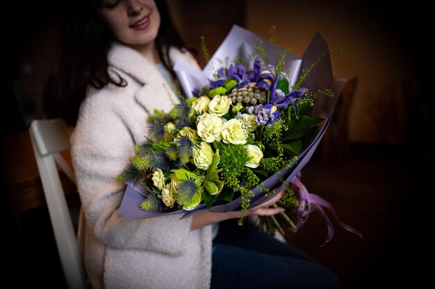 Strauß frischer zarter Blumen auf weißer Hintergrundgeschenkfeier-Valentinstaghochzeit