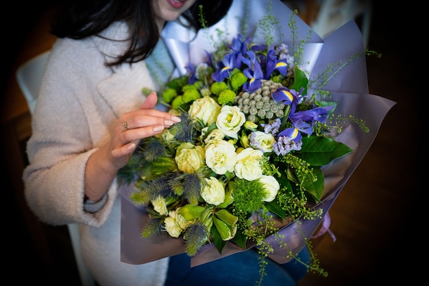 Strauß frischer zarter Blumen auf weißer Hintergrundgeschenkfeier-Valentinstaghochzeit