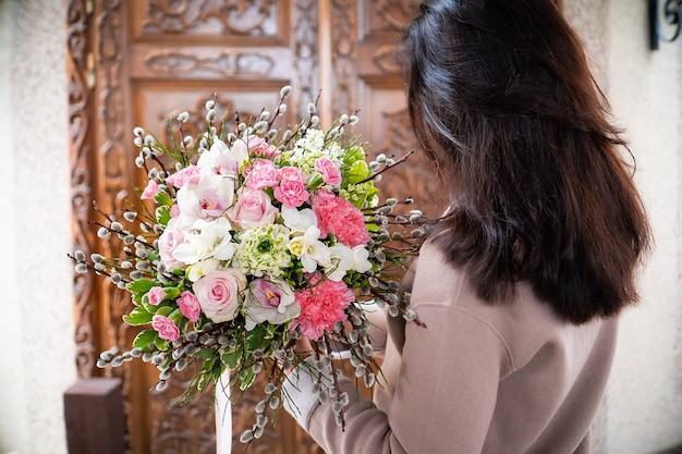 Strauß frischer zarter Blumen auf weißer Hintergrundgeschenkfeier-Valentinstaghochzeit