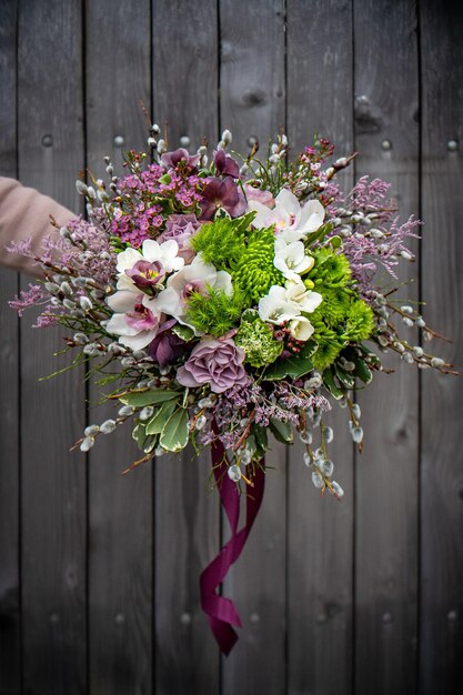 Foto strauß frischer zarter blumen auf weißer hintergrundgeschenkfeier-valentinstaghochzeit